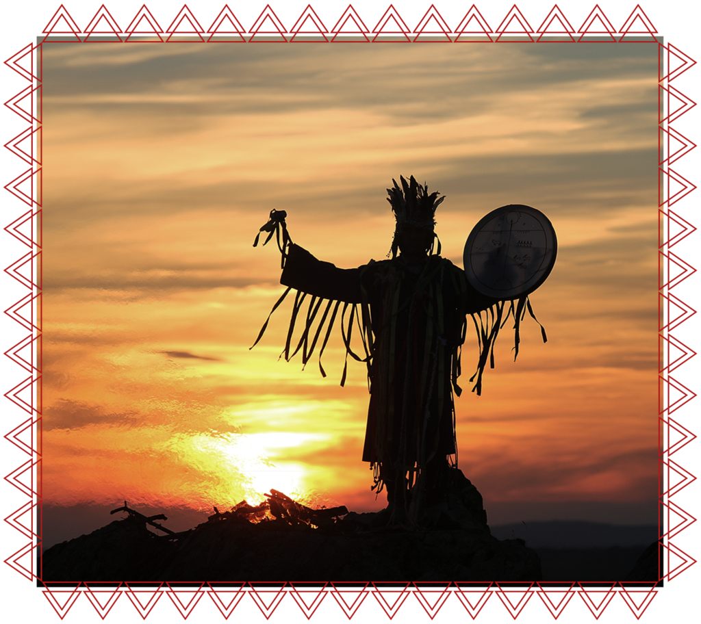 IACFS Schamanismus Akademie - Schamane mit Trommel tanzt vor Lagerfeuer bei Sonnenuntergang