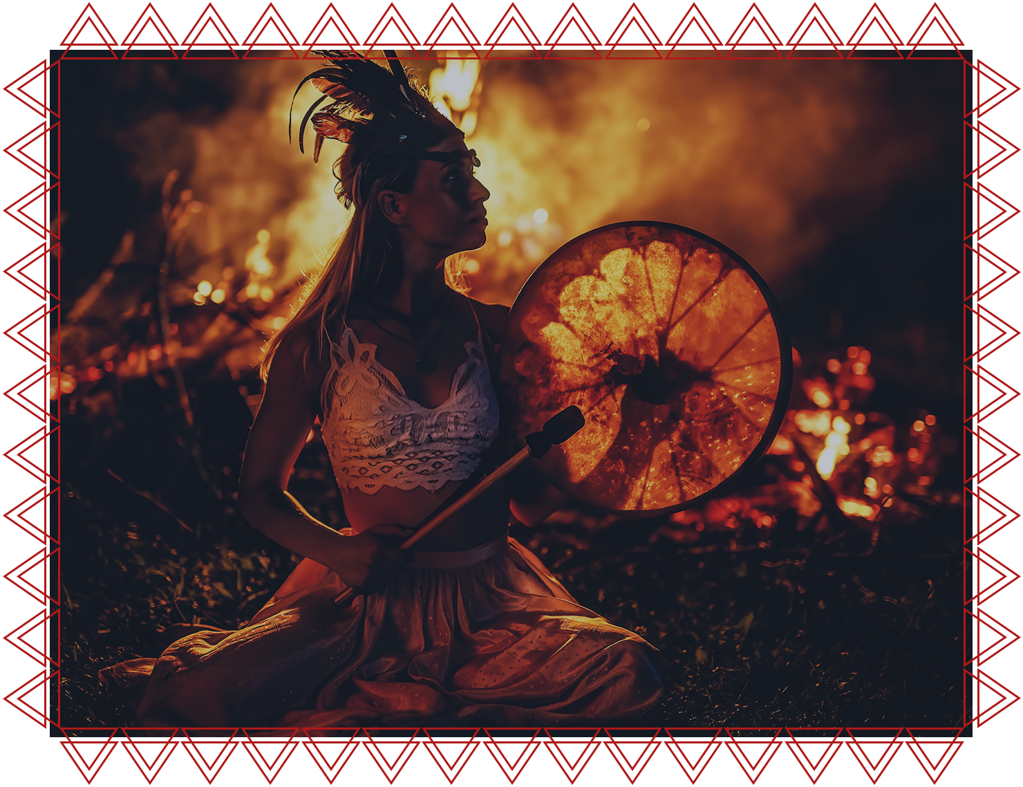 IACFS Schamanisches Wissen - Imbolg Fest des Frühlingsbeginns - Frau mit eine Trommel in der Hand sitzt vor einem großen Lagerfeuer