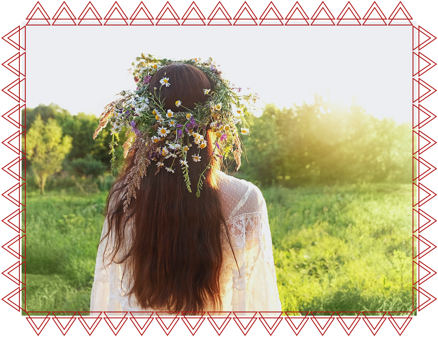 IACFS Schamanisches Wissen - Beltane - Fest des Sommerbeginns und der Fruchtbarkeit - Frau mit Blumenkranz am Kopf von hinten auf einer grünen Wiese