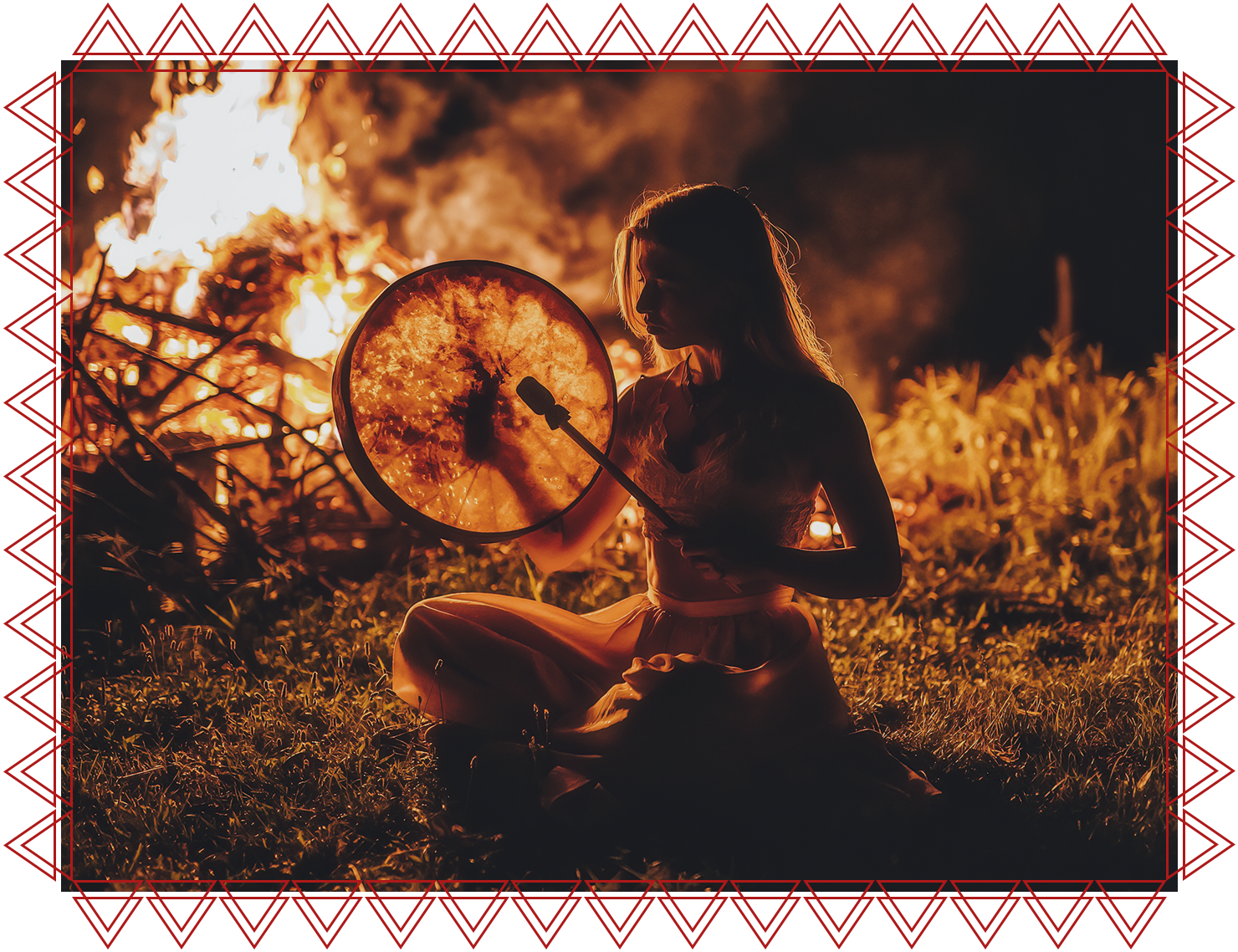 IACFS Schamanisches Wissen - Beltane - Fest des Sommerbeginns und der Fruchtbarkeit - Frau mit eine Trommel in der Hand sitzt vor einem Lagerfeuer