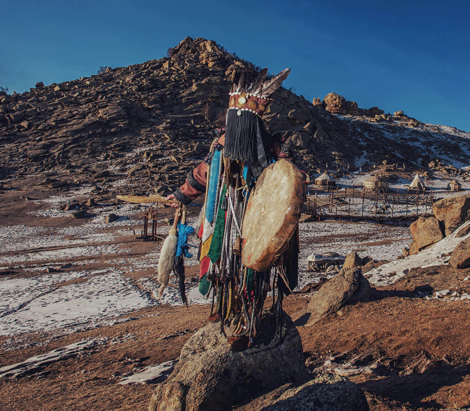 Mongolischer Schamane in traditionellem Gewand